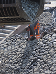 901605 Afbeelding van een werkman die met de hand basaltblokken aan het leggen is voor de nieuwe beschoeiing van het ...